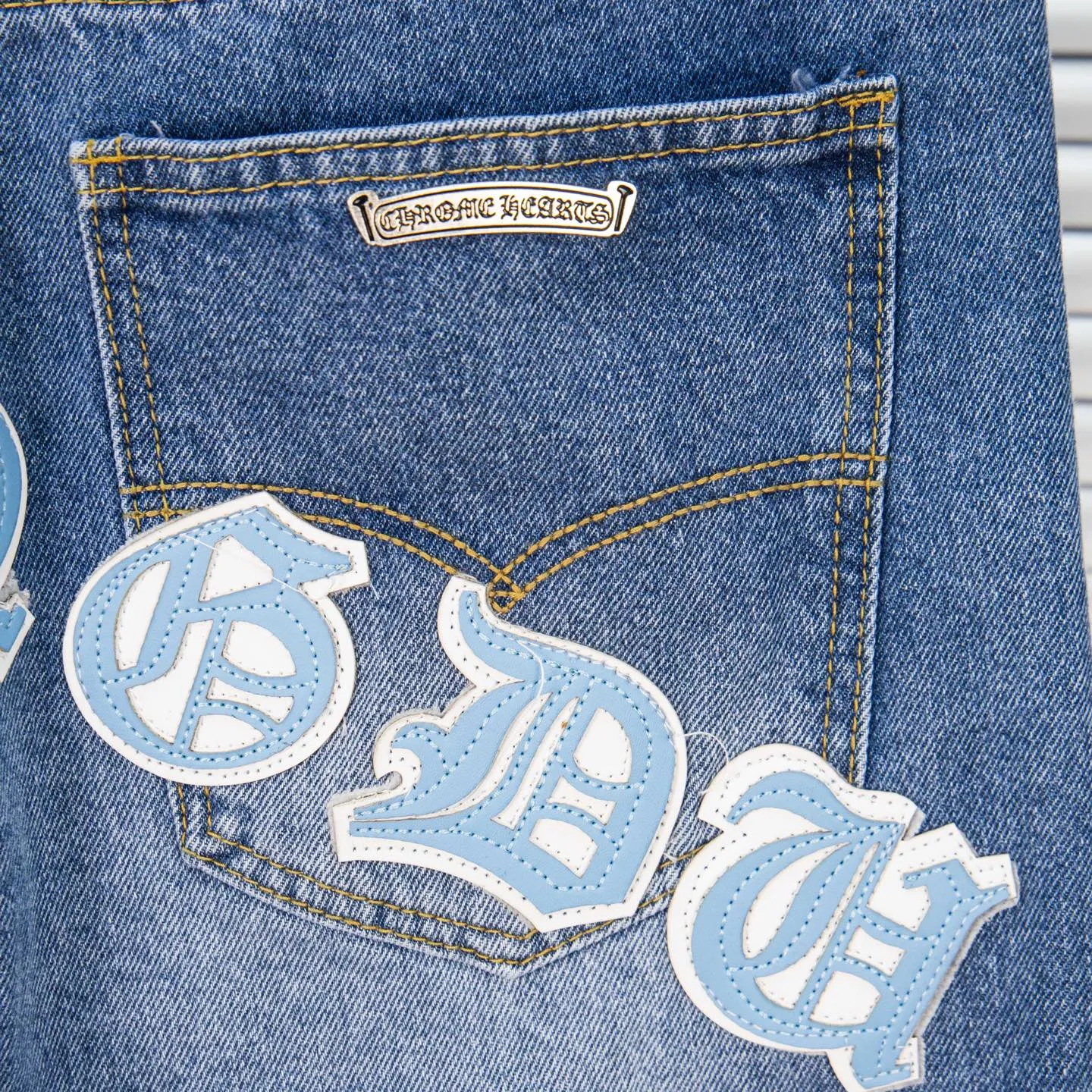 P260 Chrome Hearts light blue pants, Sanskrit blue and white patchwork leather jeans. CH jeans need to be washed and then disassembled and hand-stitched with sheepskin cross leather and then spliced ​​together. The whole piece has too many craftsmanship to explain. The patchwork cross pattern is embellished, and the high-waisted washed jeans! ! Absolutely high-end luxury products, god-level single products and super popular products, made with top heavy industry, a must-see magic weapon. Customized hardware. The fabric is thick and soft after washing. It has good breathability. Customized small leather label. Unique design. The details are simple and elegant, and the workmanship is exquisite. The entire trousers are neatly routed and the details are in place! It’s so cool that both men and women can easily control the genderless trend! Style number: 1805# Color: blue Size: 28 30 32 34